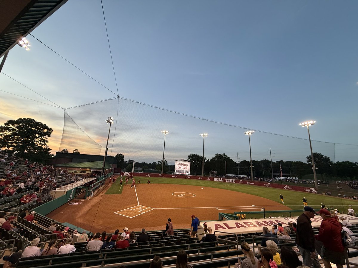 YOUNGTY's tweet image. A beautiful evening in Tuscaloosa for Alabama softball at Rhoads Stadium @weswyattweather @WBRCnews @WBRCweather @megtomwx @WBRC6Hardison @MikeDubberlyGDA @mattdanielwx