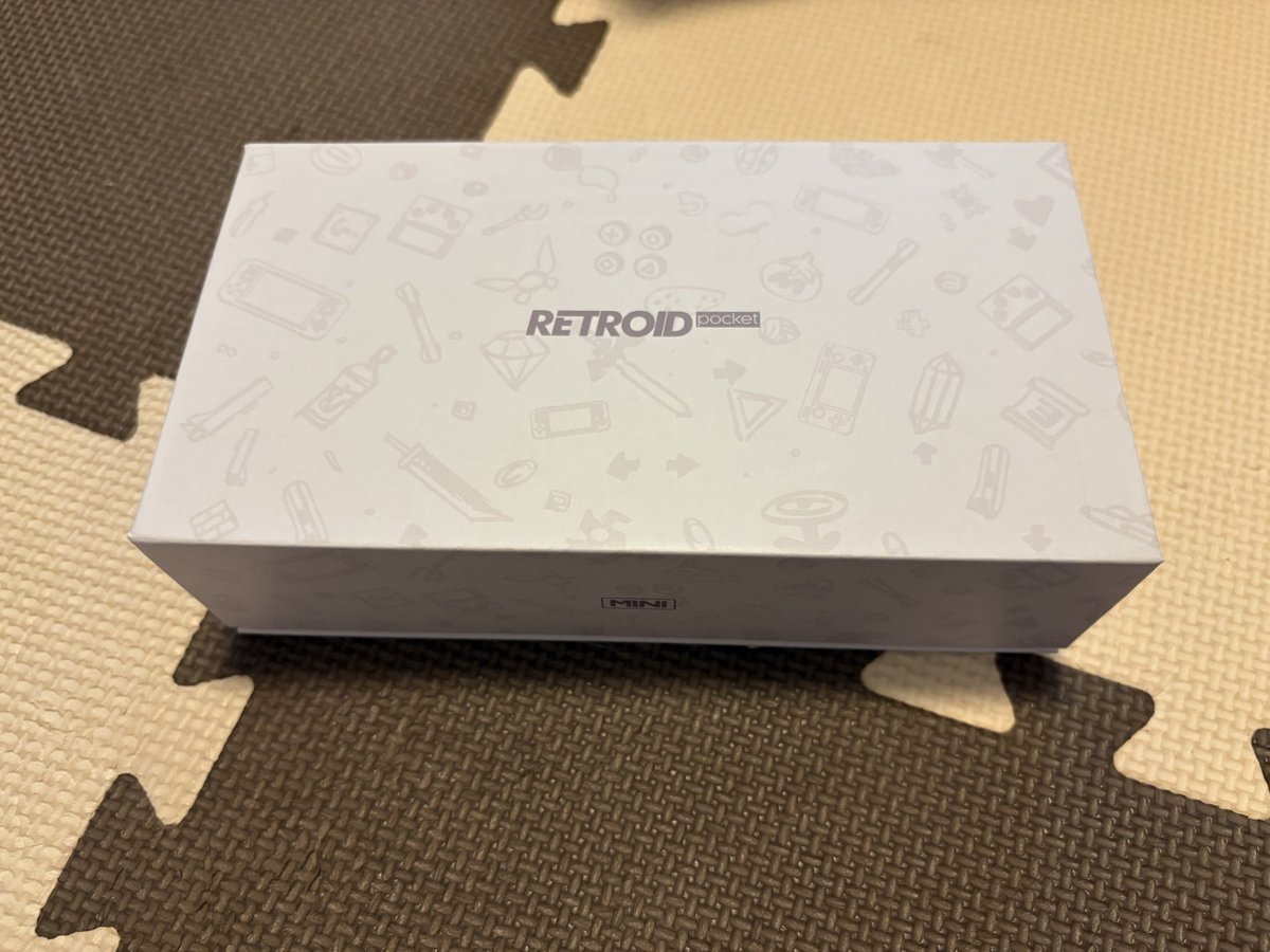 Dr_Emmett's tweet photo. RPmini交換用パネルが届いた👀
多分予備在庫だとは思いますけど、無料対応のサービスでこんな立派な箱に入れて来てくださるのは本当に申し訳ない…
別に当時あの画面でも「返品案件だ!」くらいの文句は誰も言ってなかったのに、世の中怖いですね…😱
#RPmini https://t.co/epZjsBUsoe