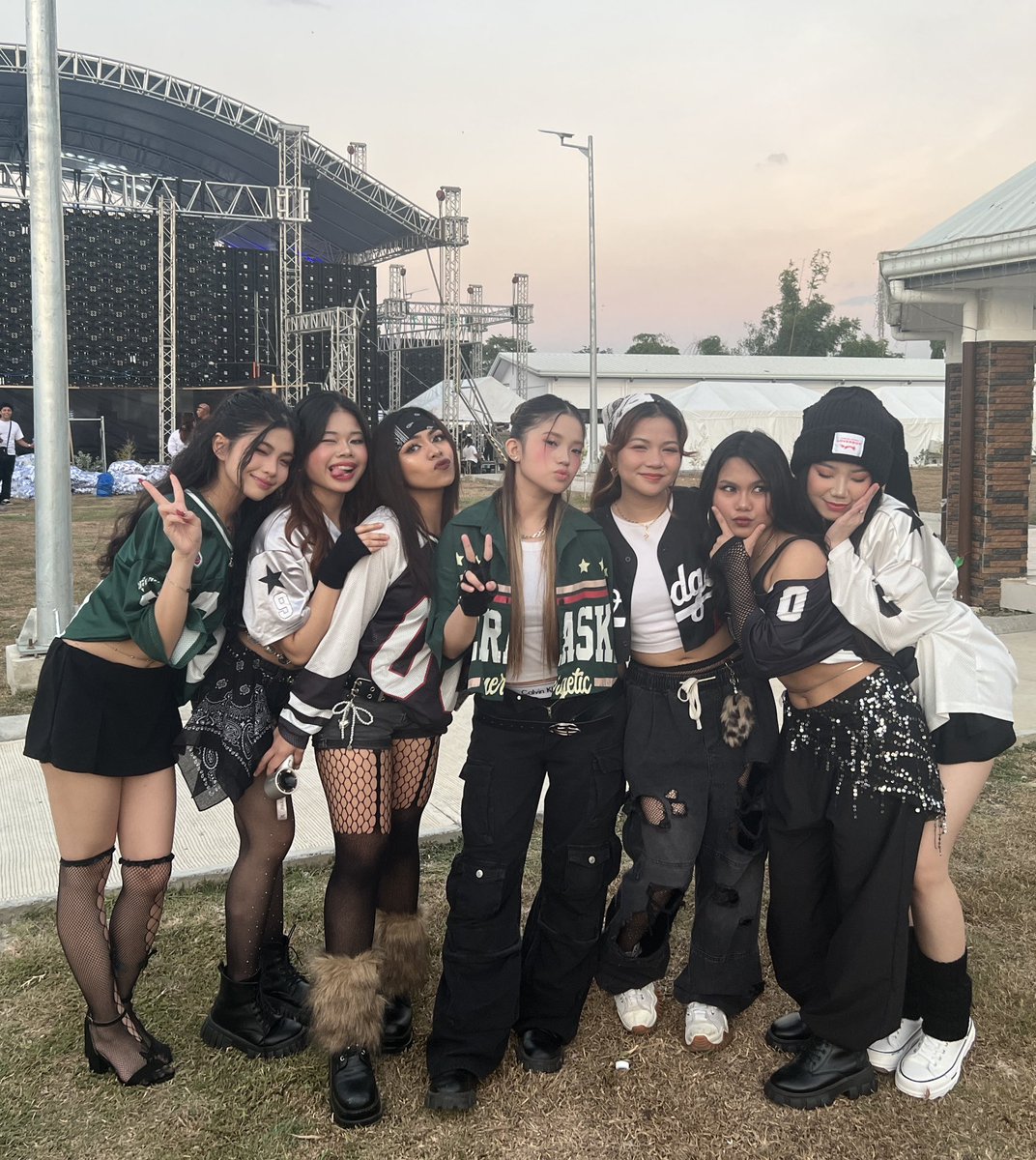 first live performance 👀 guess where we at.. 

#FINIX #FINIX_PREDEBUT