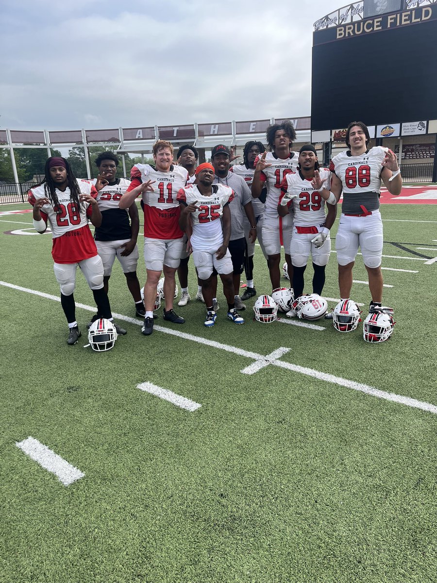 CoachLeoHunt's tweet photo. Don’t nobody know about the stuff we do or been through!! See y’all in the fall with the baddest MOFO’s on this side of the MISSISSIPPI!!!! #BOMBFAHEVA #OUTKASTS ❤️ https://t.co/ubWLeKI4Ai