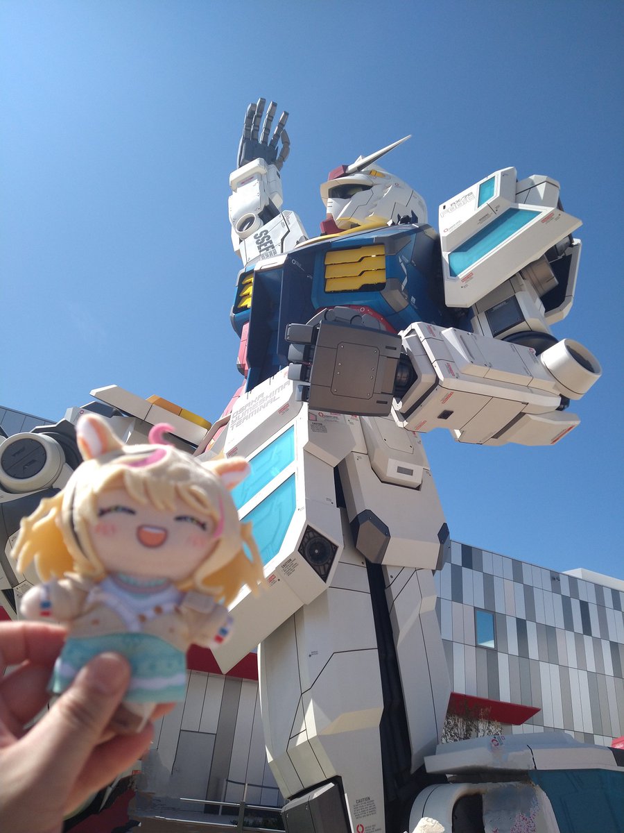 GP49006325's tweet photo. 先日の万博にて、ガンダムと出逢う座長。
後ろからのアングルは、パビリオン出口からしか見られないとのことです。
暑さ対策のミストがパックパックからも出てて雰囲気あったなぁ。
#ポルカおるか https://t.co/ER0uRHaOHB