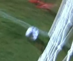 mb_359's tweet photo. @DoentesPFutebol Foi gol claríssimo. Pior foi o árbitro ter dito que foi mão do Lucero, sendo que em momento nenhum ele analisou isso kkkkkkkkkkkkk https://t.co/jP52fNZFvz