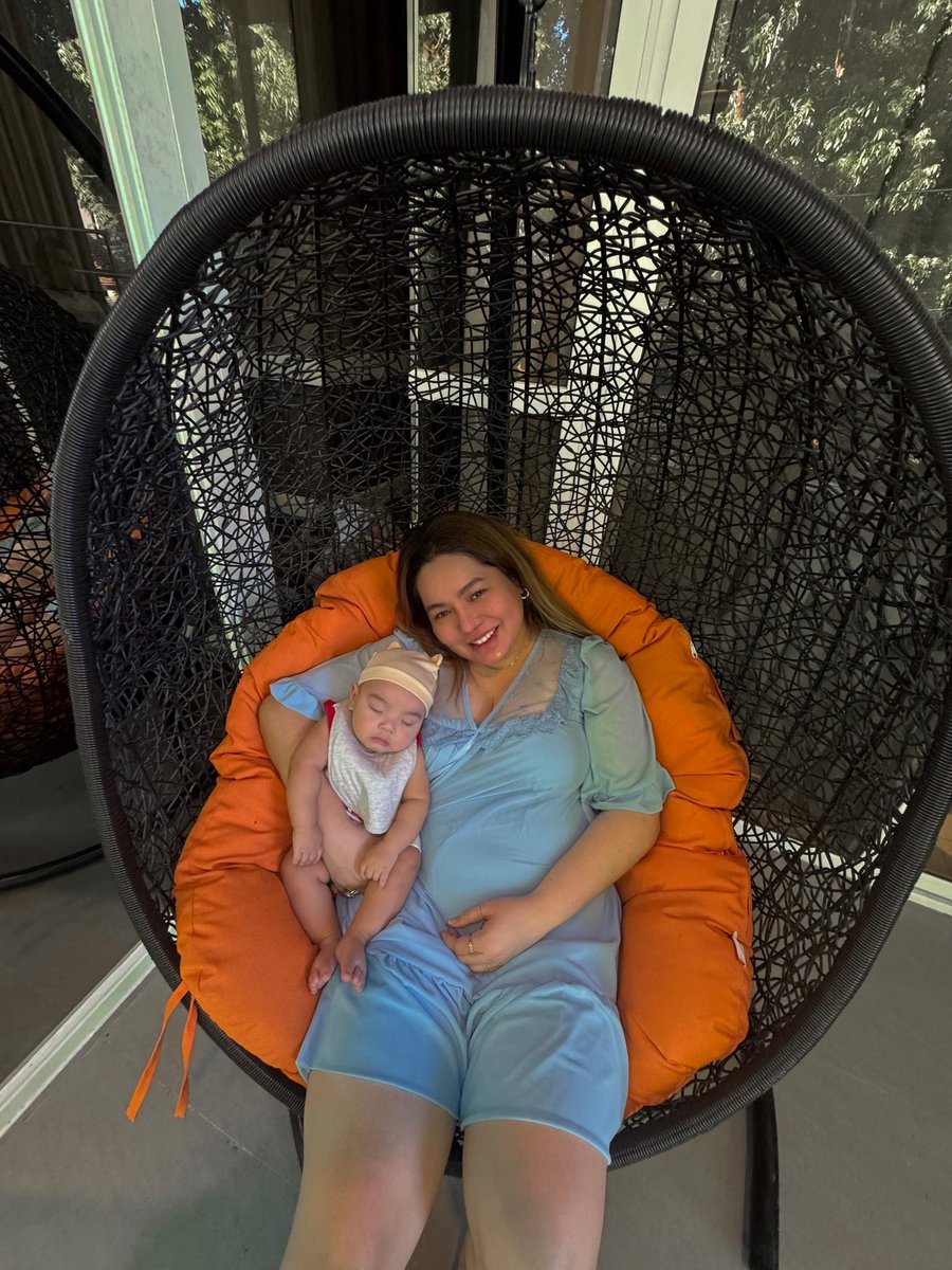 tonifowlerpo's tweet photo. Ikaw lang ang nakilala kong kahit sobrang haba ng tulog ng baby at kakagising lang ay.., isang yakap at hele mo lang tulog nanaman

Partida inis sayo si Baby Tyronne kaya sya nakasimangot pero amg himbing padin ng tulog 😅 ANG GALING MO TALAGA MAGING MAMA NG ToRo Family Babies❤️ https://t.co/VZjdxuCcuR
