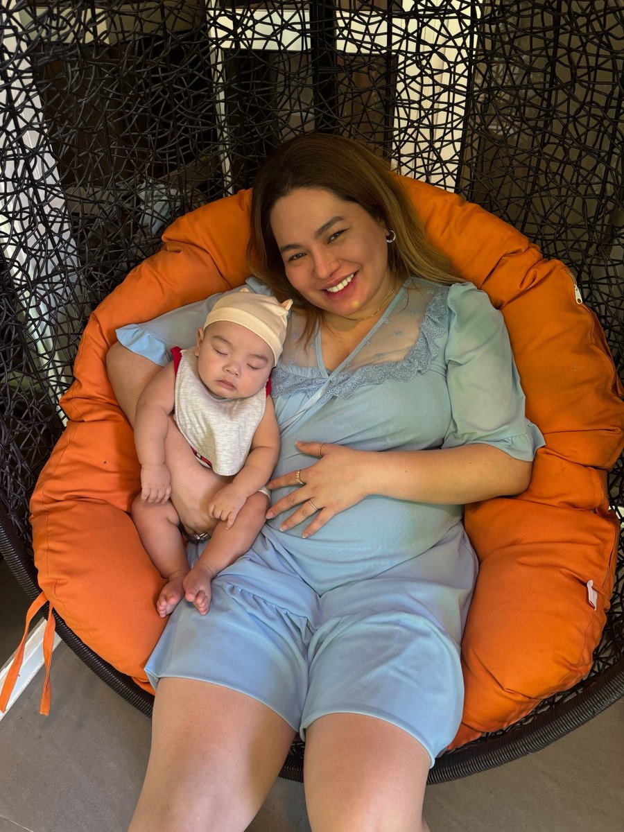 tonifowlerpo's tweet photo. Ikaw lang ang nakilala kong kahit sobrang haba ng tulog ng baby at kakagising lang ay.., isang yakap at hele mo lang tulog nanaman

Partida inis sayo si Baby Tyronne kaya sya nakasimangot pero amg himbing padin ng tulog 😅 ANG GALING MO TALAGA MAGING MAMA NG ToRo Family Babies❤️ https://t.co/VZjdxuCcuR