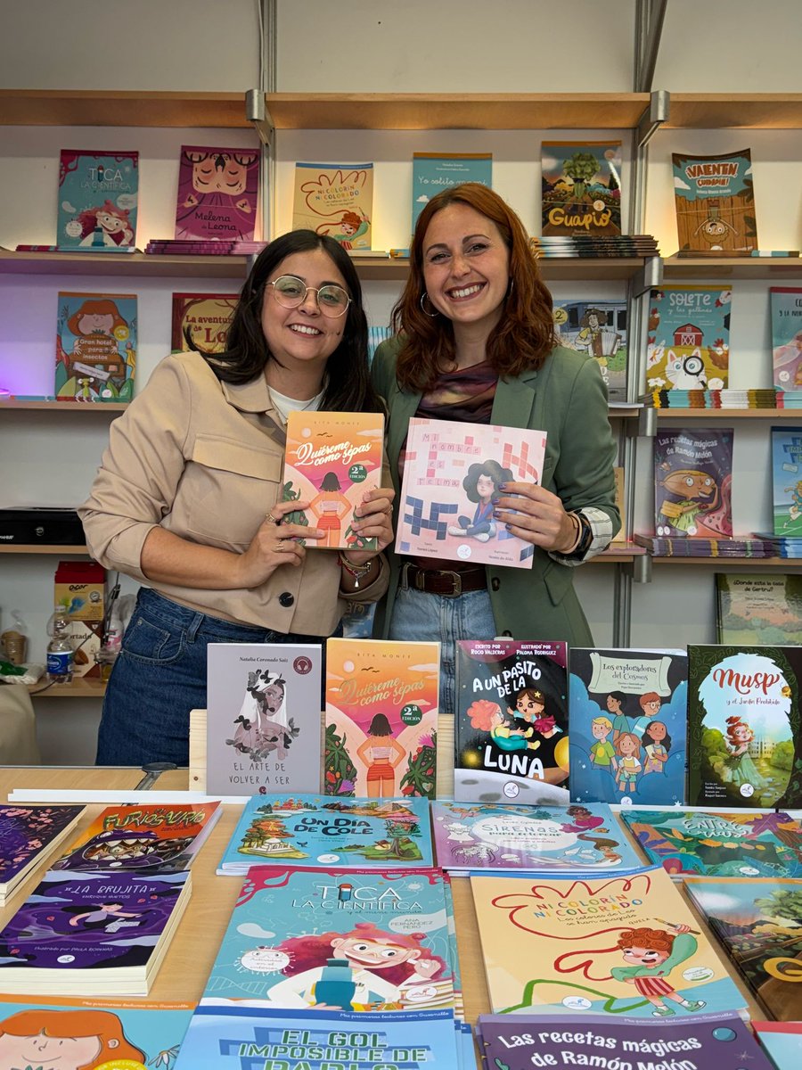 Nuria_Alvarez97's tweet photo. Hoy mis dos amiguitas han estado firmando en la Feria del Libro de Valencia ✨️🫂 https://t.co/gIKpHyVh25