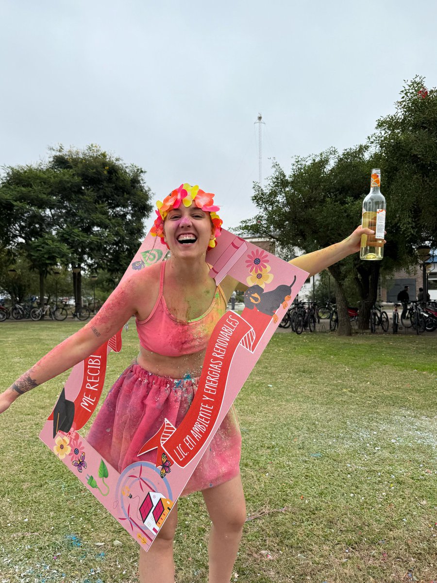 BrisaIman's tweet photo. buenas noches para mí que soy LICENCIADA viejooooooo 🥳🥳🥳 https://t.co/6nKfXYReu4