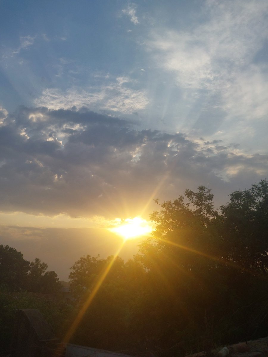 ला इलाज है ये इश्क,
कोई दवा तो बताओ।
इश्क मे है मेरा दिल, 
कोई खैरियत तो बताओ. 

- कलमकार'

#सुप्रभात #sundayvibes #GoodMorning
#ElClásico #KKRvsPBKS #ElClasico