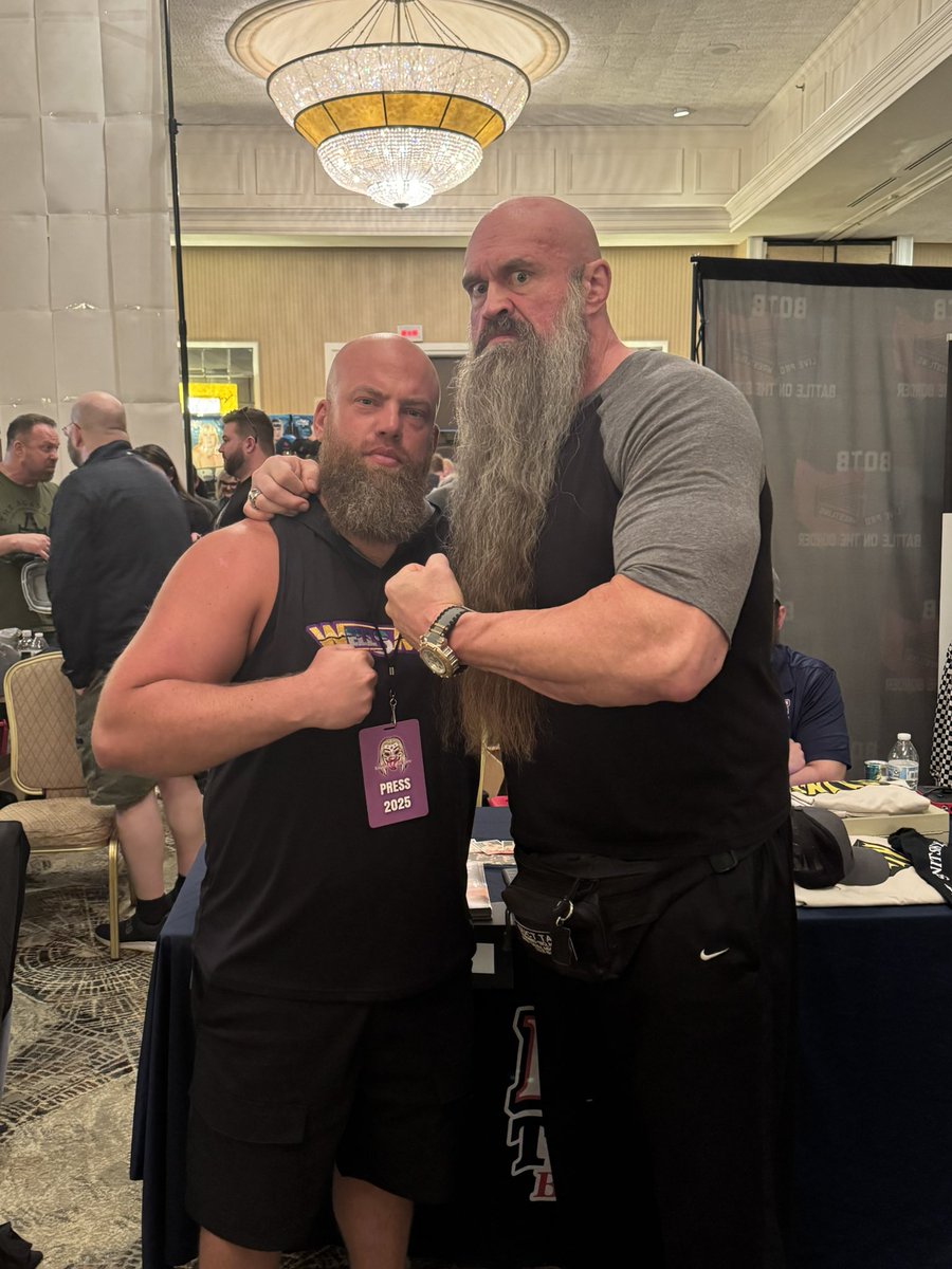 WellsMania's tweet image. It’s like looking into my future! Awesome to meet, Snitsky!
And never forget…IT WASN’T YOUR FAULT!!! #SCX #SCXV #SquaredCircleExpo #Indianapolis