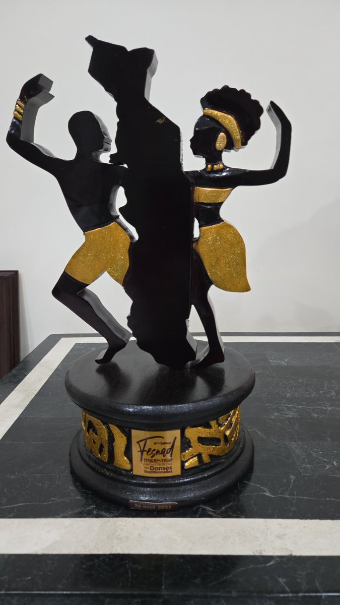 1/
Nous avons eu l’honneur de recevoir un Certificat de Mérite et un trophée décernés par le Ministre de la Communication, des Médias et de la Culture, <a href="/YawaKouigan/">Yawa A. Kouigan</a>, à l’occasion de la 8ᵉ édition du Festival National des Danses Traditionnelles du Togo (FESNAD).