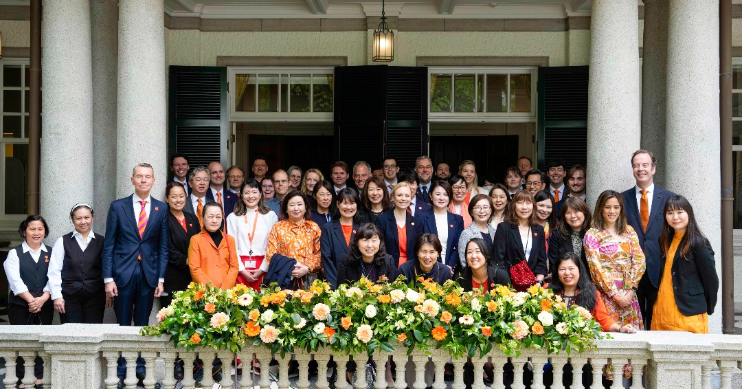 4/27は  #Kingsday ！キオランダの国民の祝日であり、ウィレム=アレクサンダー国王の誕生日です。オレンジ色を身に付けて音楽、ダンス、フリーマーケット等、オランダ全国で開催されるたくさんの行事を楽しみます✨皆さんも、是非一緒にオレンジを身にまとい、👑🇳🇱 #Kingsday をお祝いしましょう❗