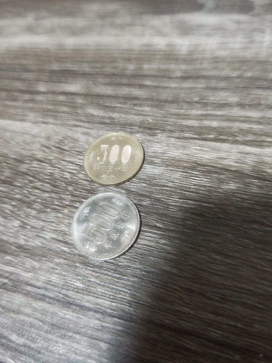 Chamarin18's tweet photo. 自販機に入らない#500円玉 あるとおもったら旧旧500円玉だった。
どこでもらったかな？

#コイン
#chamarin https://t.co/KMQzyxhTKy