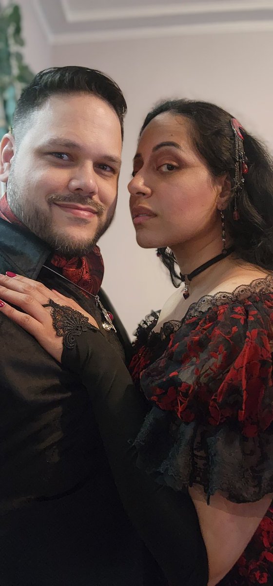 Happy Prom Night 🌙 🧛‍♀️🧛‍♂️

Heading out to Sanctum Festival for nightbreed shenanigans with the man 🥰🦇✨️💕