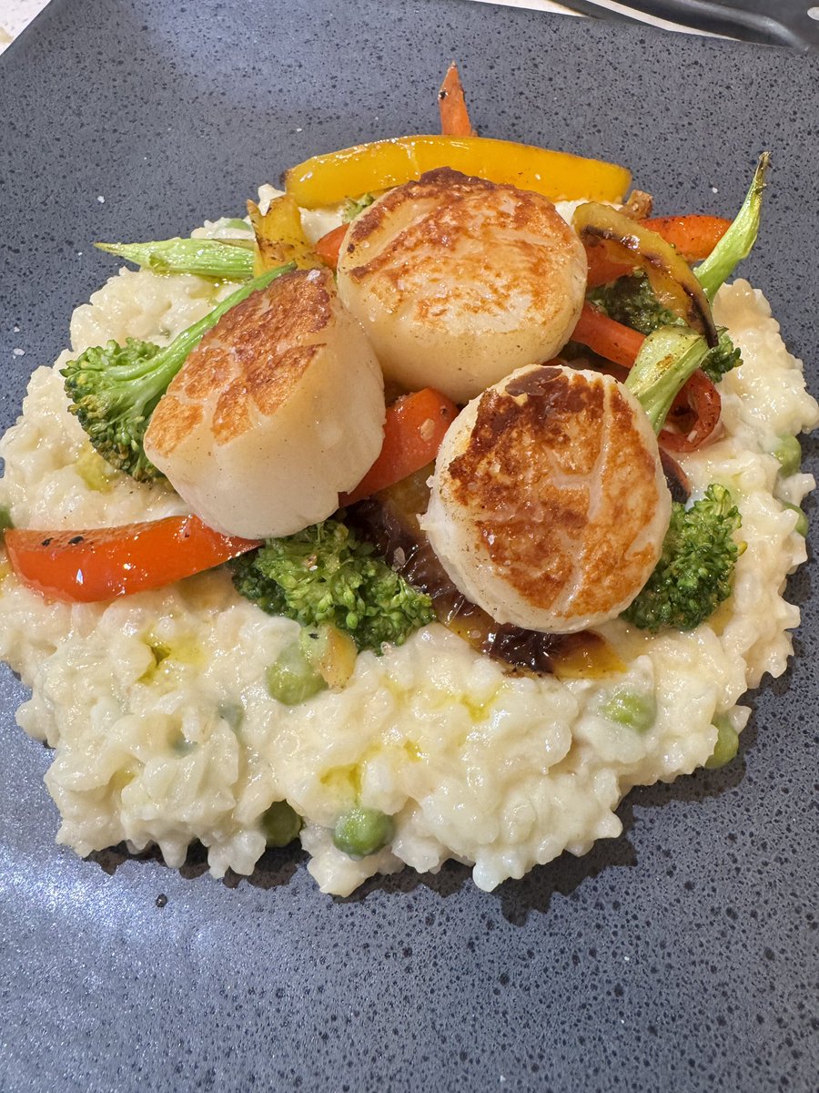 ChefShifty0121's tweet image. Been awhile since I was in the kitchen! Sous Vide some Scallops in Butter finished off with a good sear over Parmesan Lemon Risotto #chefathome #foodie