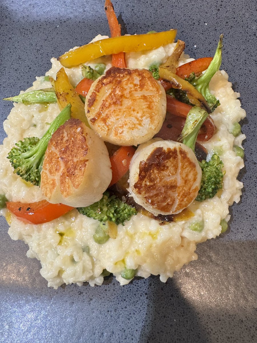 ChefShifty0121's tweet image. Been awhile since I was in the kitchen! Sous Vide some Scallops in Butter finished off with a good sear over Parmesan Lemon Risotto #chefathome #foodie