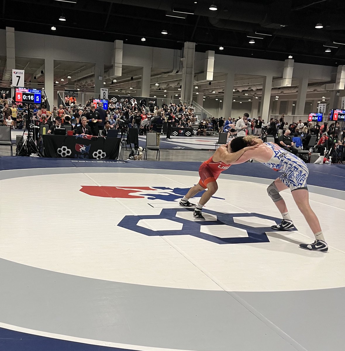 CavalierWRSTL's tweet photo. Lesher wins again! This time it’s an 11-9 decision over Cole Han-Lindemyer Stanford. #2025usopenu20 #GoHoos https://t.co/OfZ4CLaPfw
