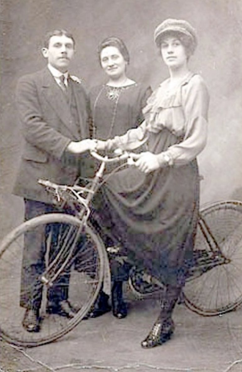 hamilgs's tweet photo. Time for Vintage and Cruiser Bike Ride Sunday, 27 April. Meet at Huntsville Middle School on Adams for 2 pm ride off, saunter downtown and nearby areas, 6-8 miles at a casual pace. Done by 4 pm. Bring a friend, a few dollars if we stop somewhere, a water bottle.  See you there. https://t.co/iQT8m8K6zb