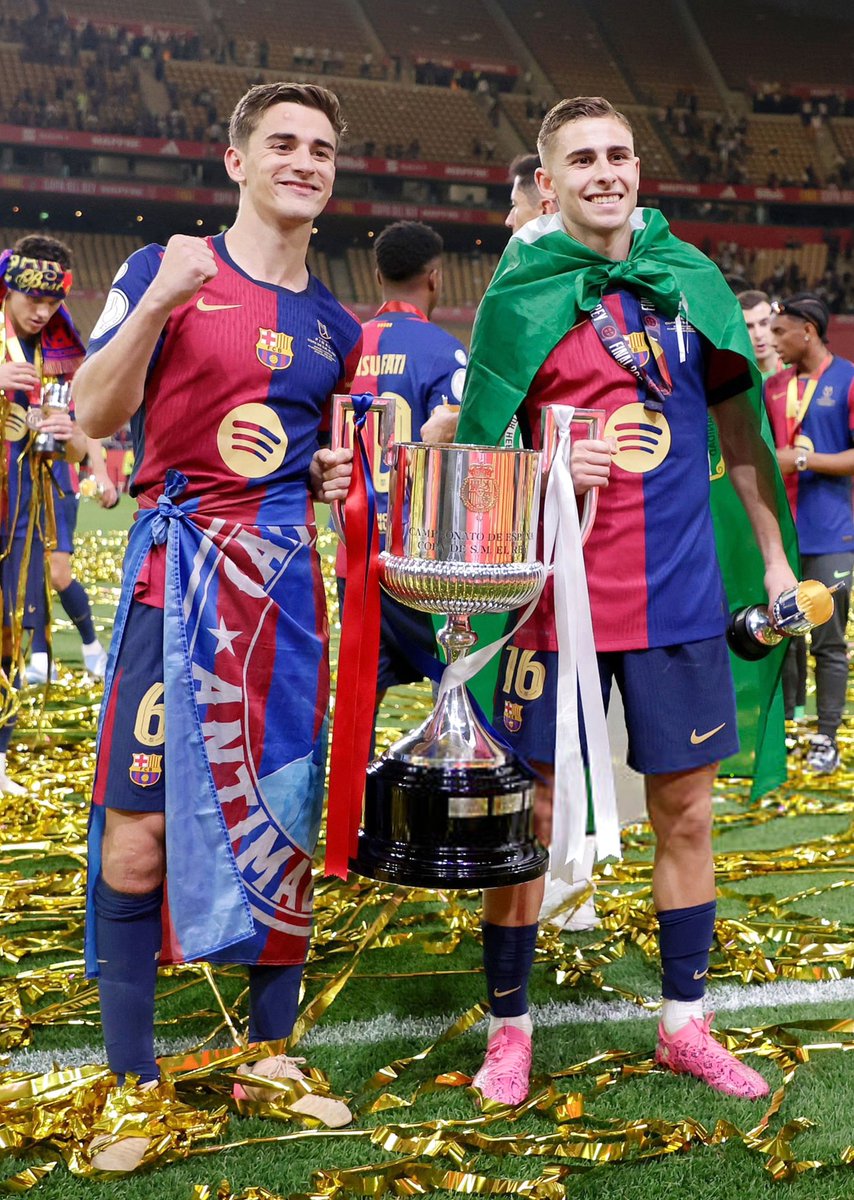 angrygavi's tweet image. GAVI IS WEARING ANTIMADRIDISTA FLAG 😭😭❤️❤️❤️