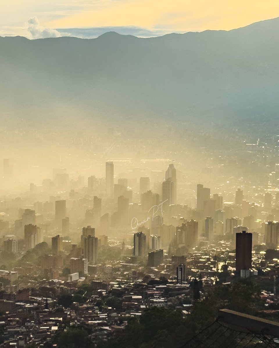 #Atardecer en medio de la lluvia.