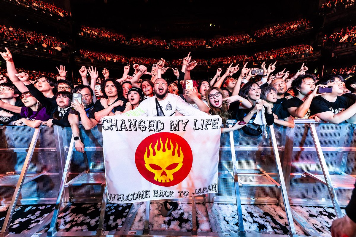 offspring's tweet photo. Arigatō Tōkyō! We can't wait to see you again tonight!

SUPERCHARGED WORLDWIDE IN ‘25 🇯🇵 ⚡ 

Apr 27 | Tokyo, JP | Tokyo Garden Theater
Apr 29 | Nagoya, JP | Aichi Sky Expo Hall A
Apr 30 | Kobe,JP | Glion Arena Kobe https://t.co/EUjKVOpmKj