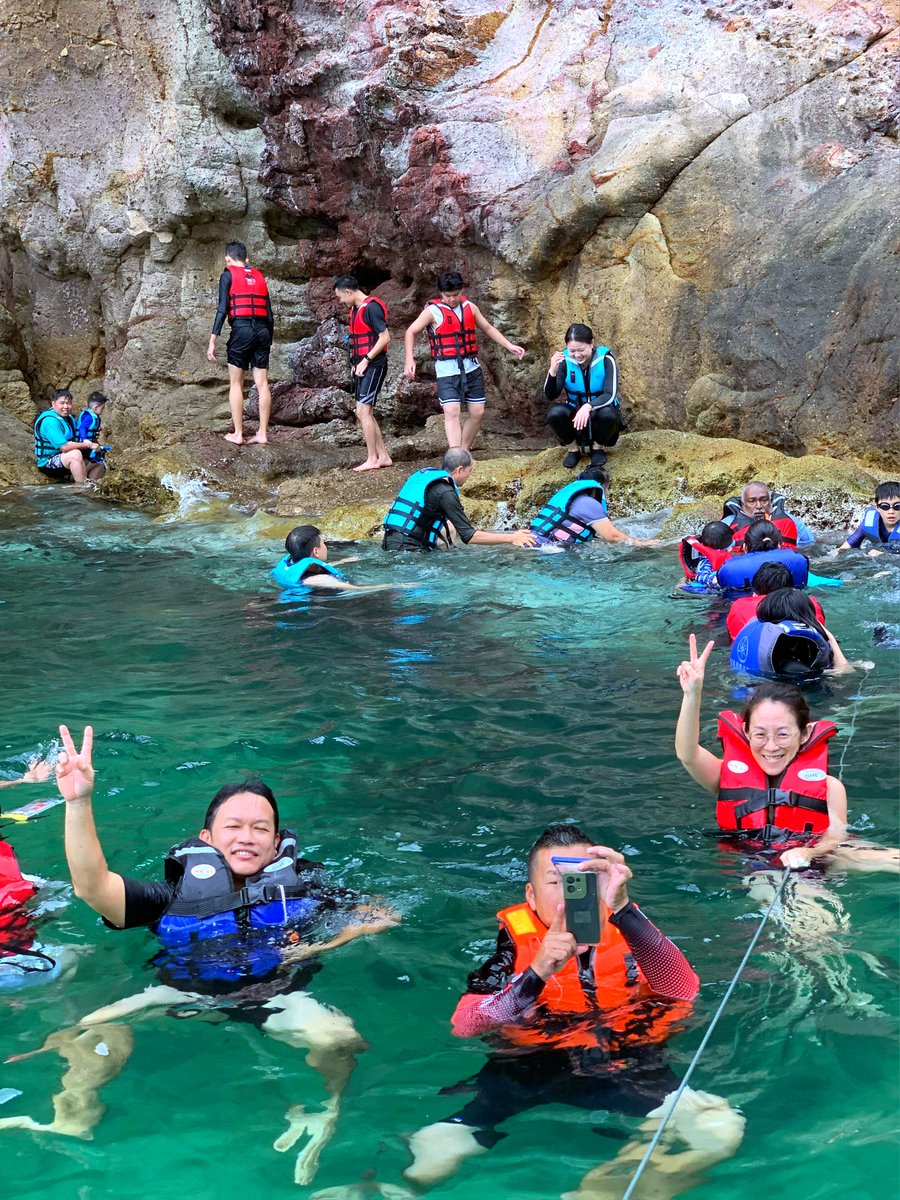 daytripbyasma's tweet photo. Mak ayah happy ketawa👨‍👩‍👧、bestie sibuk bergambar👭、company trip pun ngam habis feel dia🥰 Naik bot laju dari jeti Mersing🚤 hanya 25 minit je — “Baa baa ～ Bot jalan sudah🚤🚤” terus terbang ke dunia island hopping impian🫣 
. 
#daytripbyasma 
#islandhopping 
#mersingjohor https://t.co/Qq2k1SPOyL