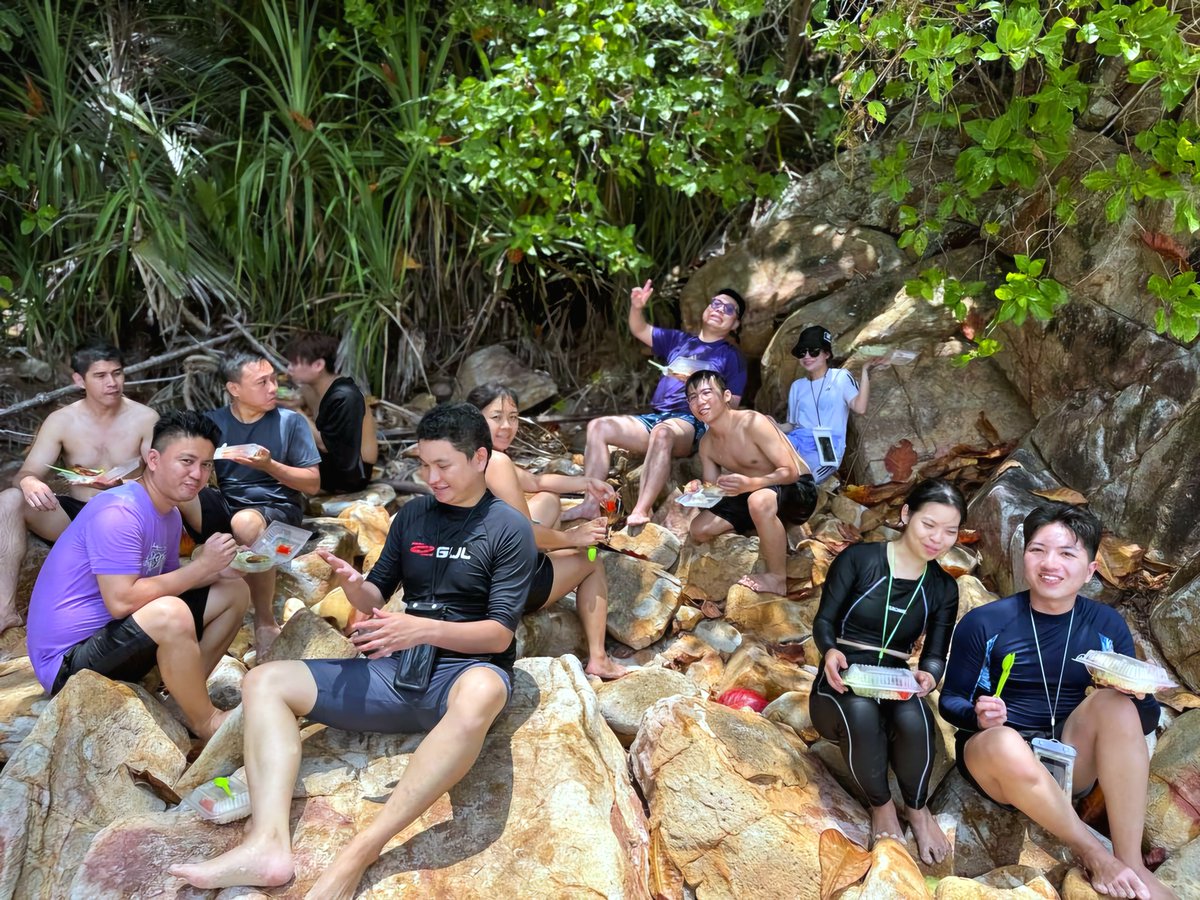 daytripbyasma's tweet photo. Pilih pakej island hopping Kak Asma, korang memang tak payah risau langsung😎 
✔ Sarapan kenyang, lunch sedap, snack makan sampai full
✔ Minuman refill non-stop
✔ Set snorkeling, jaket keselamatan, guide
✔ Scenery cantik OOTD
.
 #islandhopping 
#daytripmersing 
#mersingjohor https://t.co/TezMoMuWzd