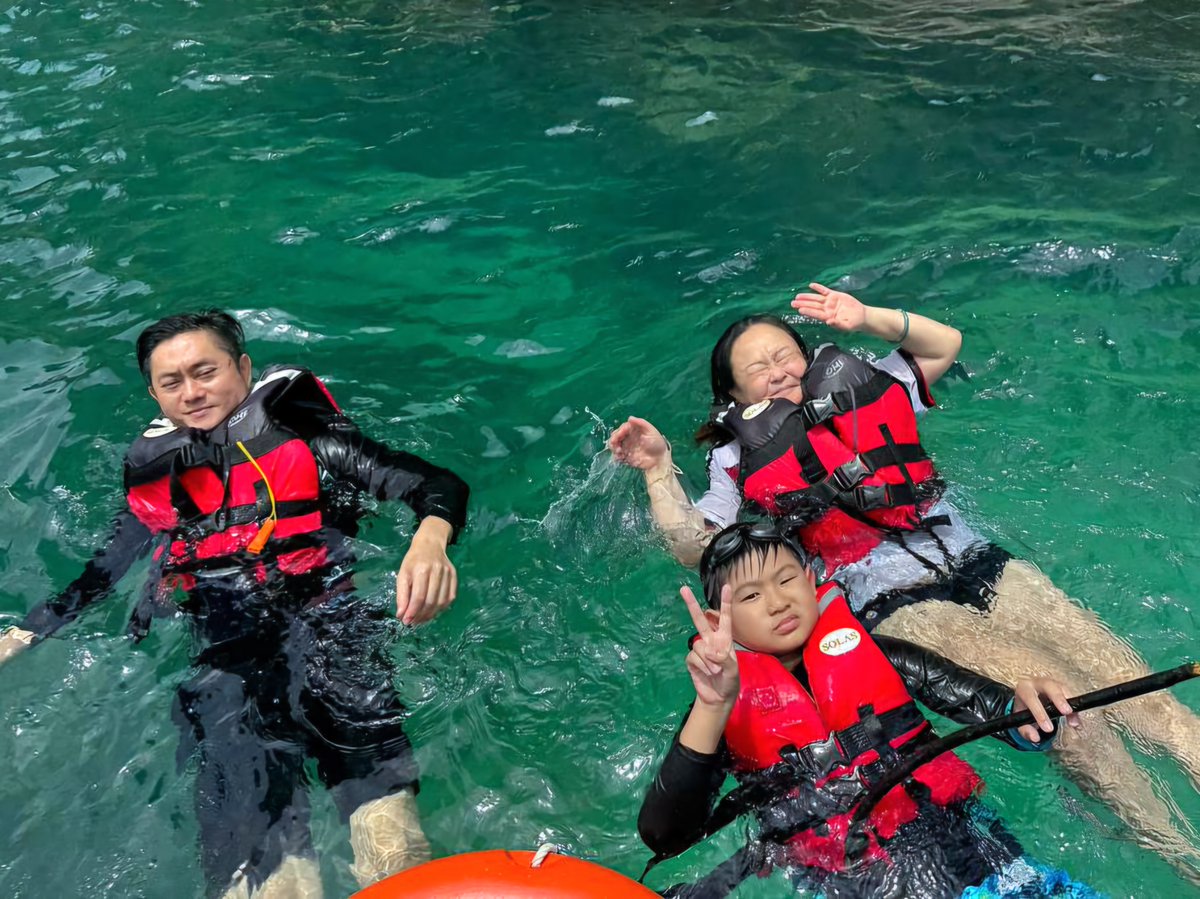 daytripbyasma's tweet photo. Pilih pakej island hopping Kak Asma, korang memang tak payah risau langsung😎 
✔ Sarapan kenyang, lunch sedap, snack makan sampai full
✔ Minuman refill non-stop
✔ Set snorkeling, jaket keselamatan, guide
✔ Scenery cantik OOTD
.
 #islandhopping 
#daytripmersing 
#mersingjohor https://t.co/TezMoMuWzd