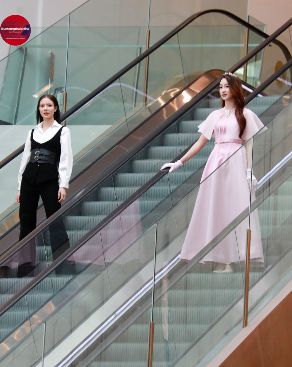 Bunterngonline's tweet photo. ปลายฟ้า-คริส👭✨✨ งานแถลงข่าวซีรีส์แห่งปี ของค่าย “ดูมันดิ” เรื่อง "ข้ามฟ้าเคียงเธอ” The Next Prince : Royal Premiere 👑✨✨
THE NEXT PRINCE ROYAL PREMIERE
#TheNextPrinceDay
#Plaifah #Plaifahsrc #PLAIFAH_VIIS
#KrisALALA
#บันเทิงไทยออนไลน์
#bunterngthaionline https://t.co/o5oRXpjKD9