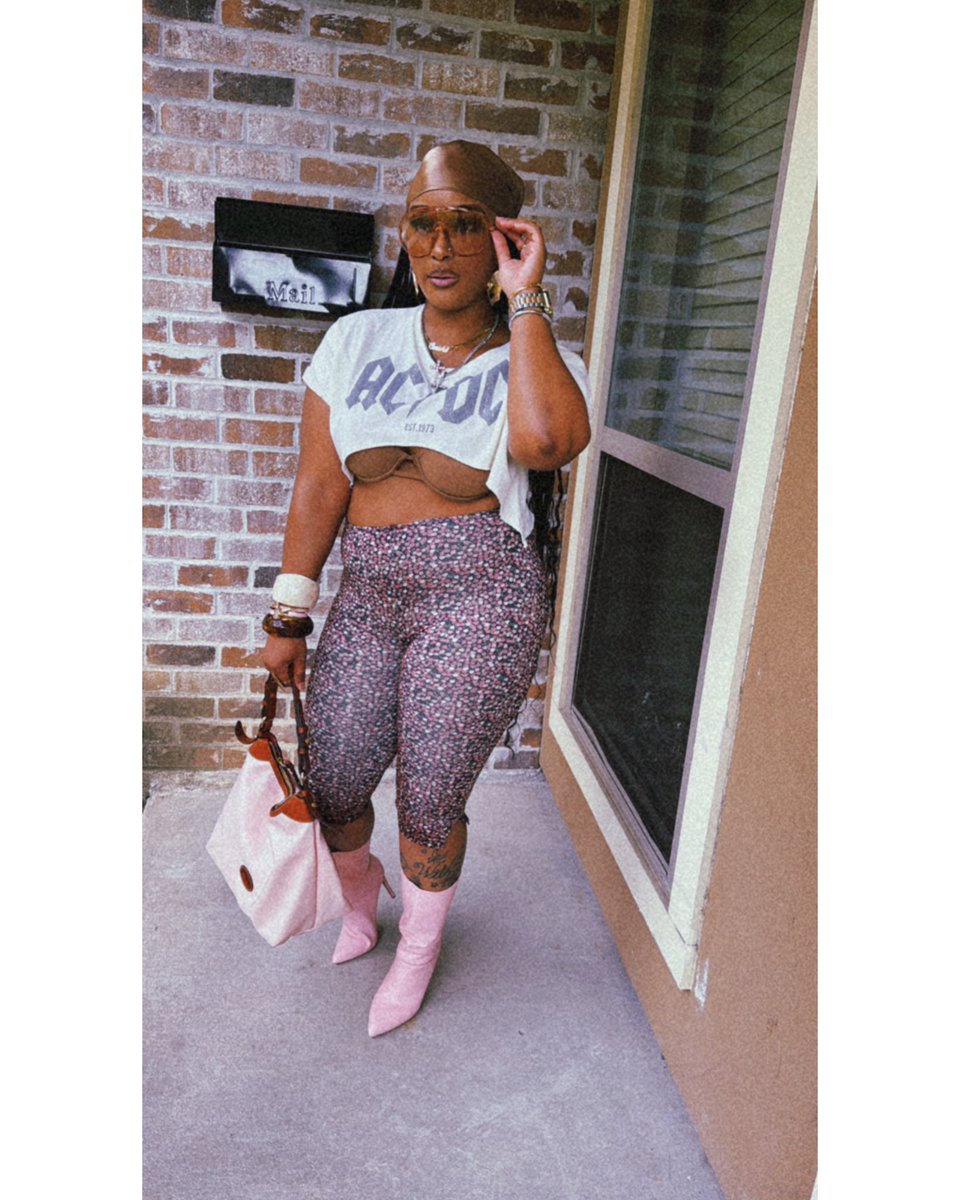 MsCeNisha's tweet photo. i come different, 
i’m blessed with it
#myfavbooties👢 https://t.co/NoNid24Itx