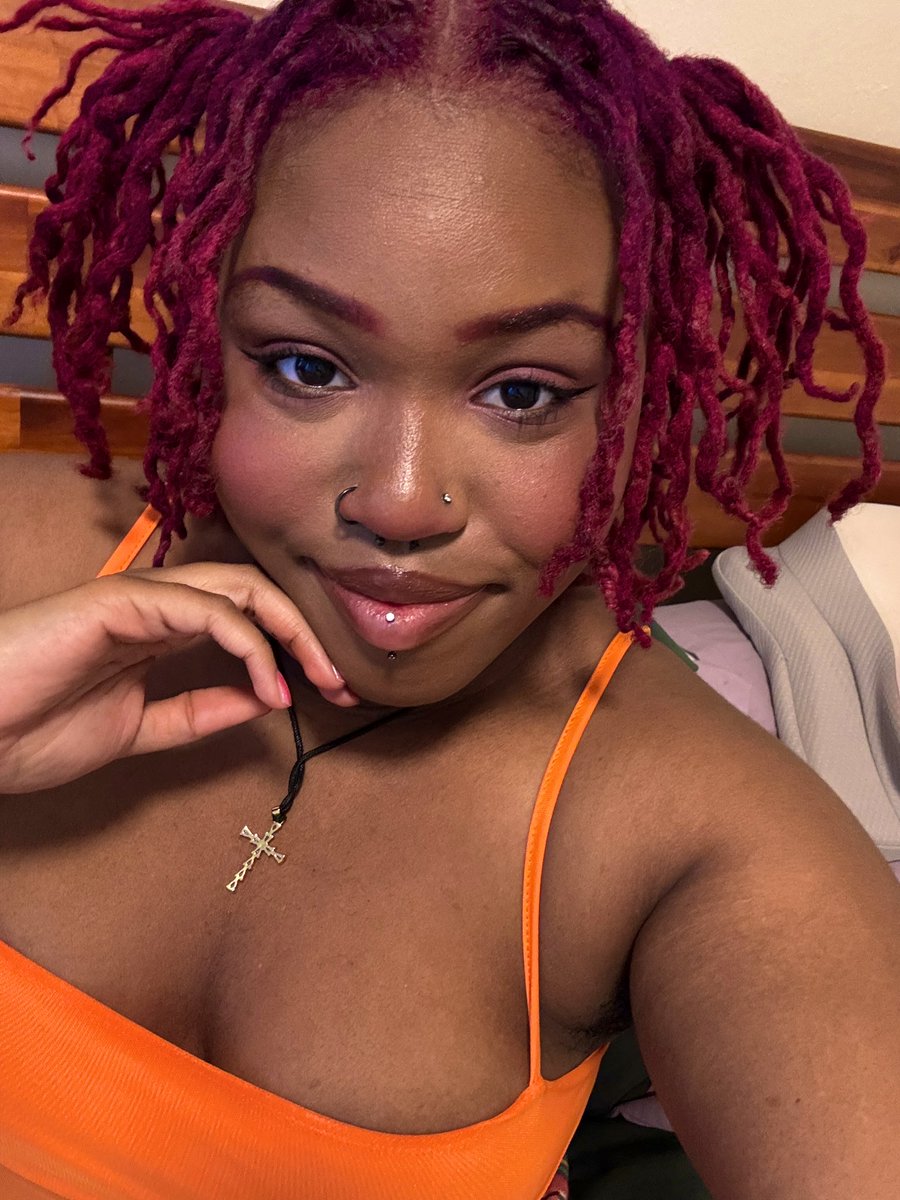 _vezbian's tweet image. happy #lesbianvisibilityday !! me and mine match the flag lowkey 🩷🤍🧡