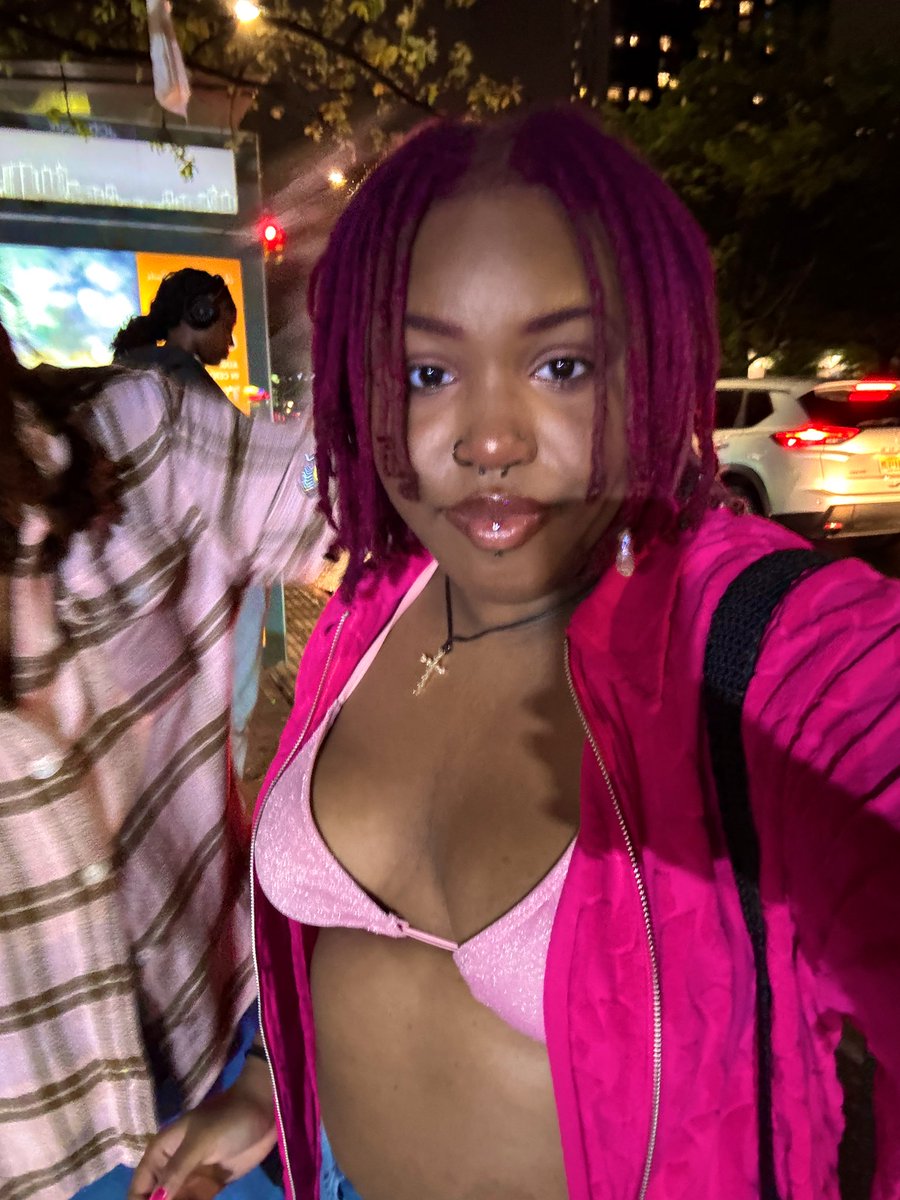 _vezbian's tweet image. happy #lesbianvisibilityday !! me and mine match the flag lowkey 🩷🤍🧡