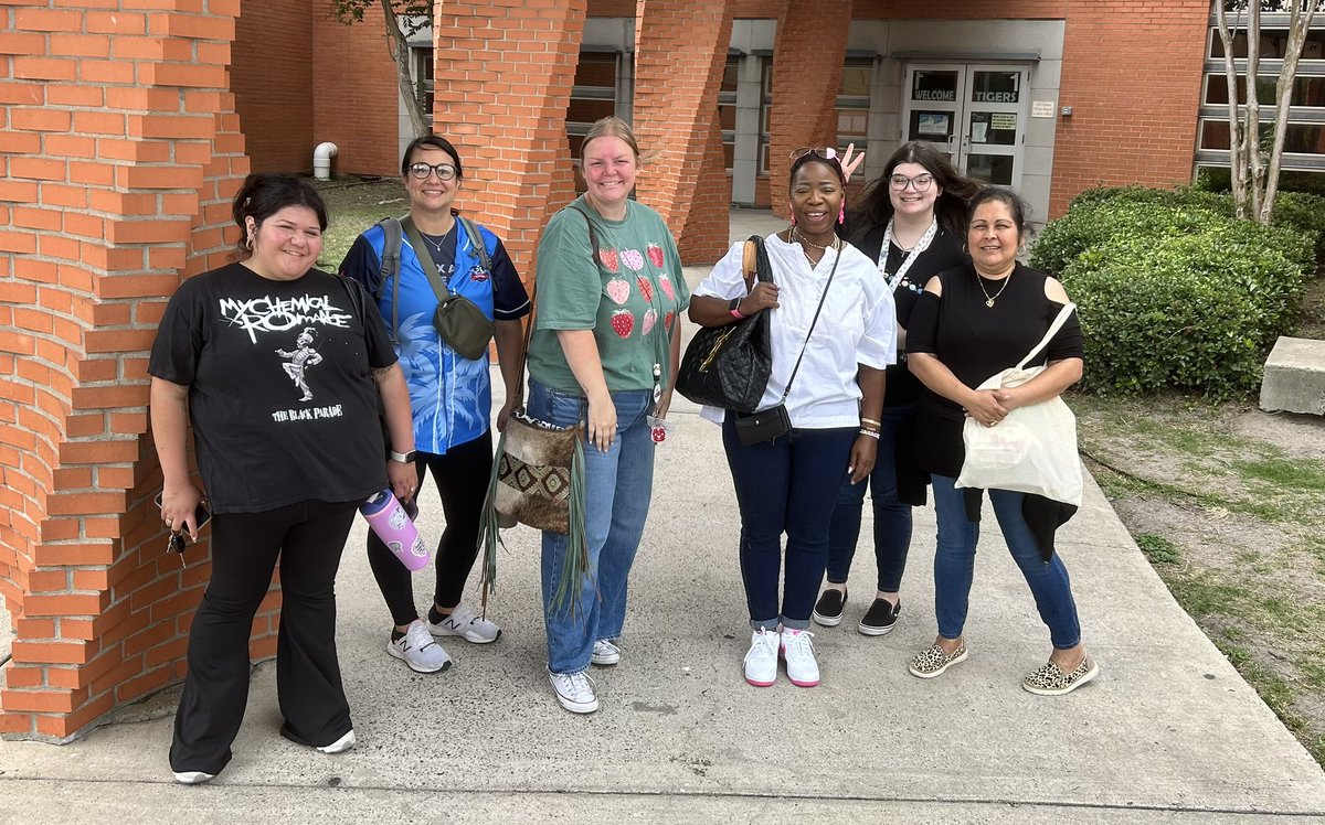 Monica Leal tweet media