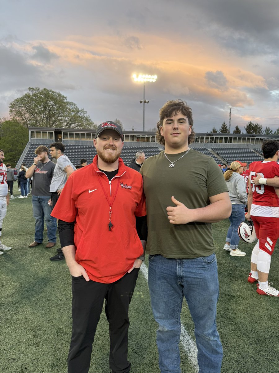 AlexDeckert101's tweet photo. Had a great JR day at Marist today! Looking foward to going to the camp on June 1st! 
@CoachJosephson @CoachKotlarz @CoachMWillis @John_P_OConnor @FoxholeRecruit @Marist_Fball @CoachSciarra @MW_FootballTeam https://t.co/4owDlG7640