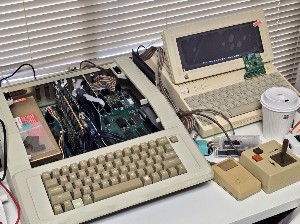 u1_oyo_a's tweet photo. 今年も稼働するApple IIが10台は集まってる🎶
思いの外に長持ち。火を吹いたりもしてるみたいだが
#Apple2 #FAPPLE https://t.co/thH8ucHcTb