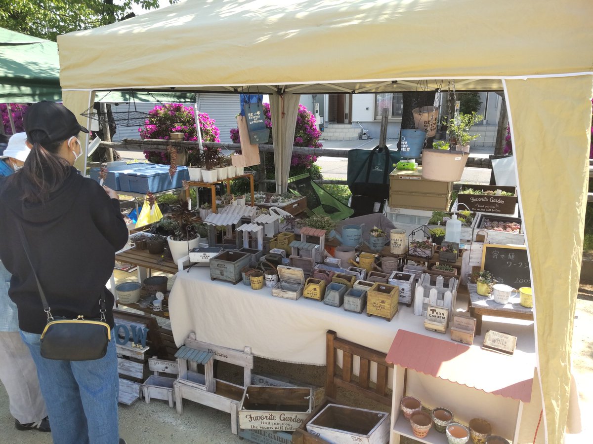 nakapapa2's tweet image. 今日もいなざわ植木まつりでマルシェ出店中です。
多肉植物、ハンドメイド木工鉢、リメイク鉢などを販売しています。
ご来店をお待ちしています。
#BOOW
#多肉植物
#手作り木工鉢
#ハンドメイド
#リメイク鉢
#いなざわ植木まつり
#国府宮