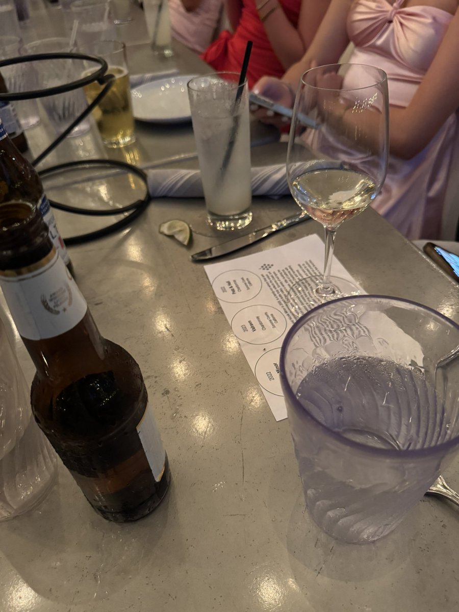 ThemanRickyStan's tweet photo. Got the wine flight at dinner I slammed 2 of them and gf got mad. So I had to resort to old buck. Miller lite I love you. https://t.co/SkAWjz6atE