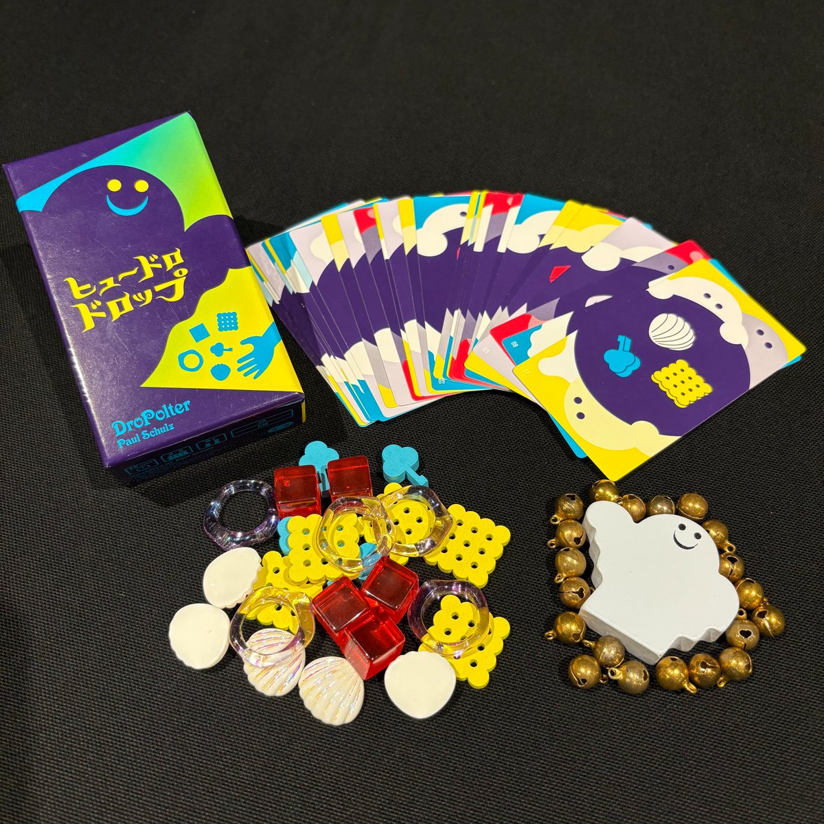 Boardgame_Ace's tweet photo. 本日の営業開始します！ラスト4日！
指定されたアイテムだけを手からすばやく落とす「ヒュードロドロップ」👻
せっかく獲得した得点の鈴も落としてしまったらなくなってしまうのがよくできています🔔
見た目もかわいくてどなたでもすぐ楽しめるのがいいですね✨
#Bエース #ボードゲームカフェ https://t.co/jE829kmleJ