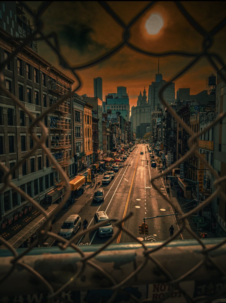 SyncereX8's tweet image. Not sure which I like more. Both are the same shot. 🤔 #NYC #ManhattanBridge