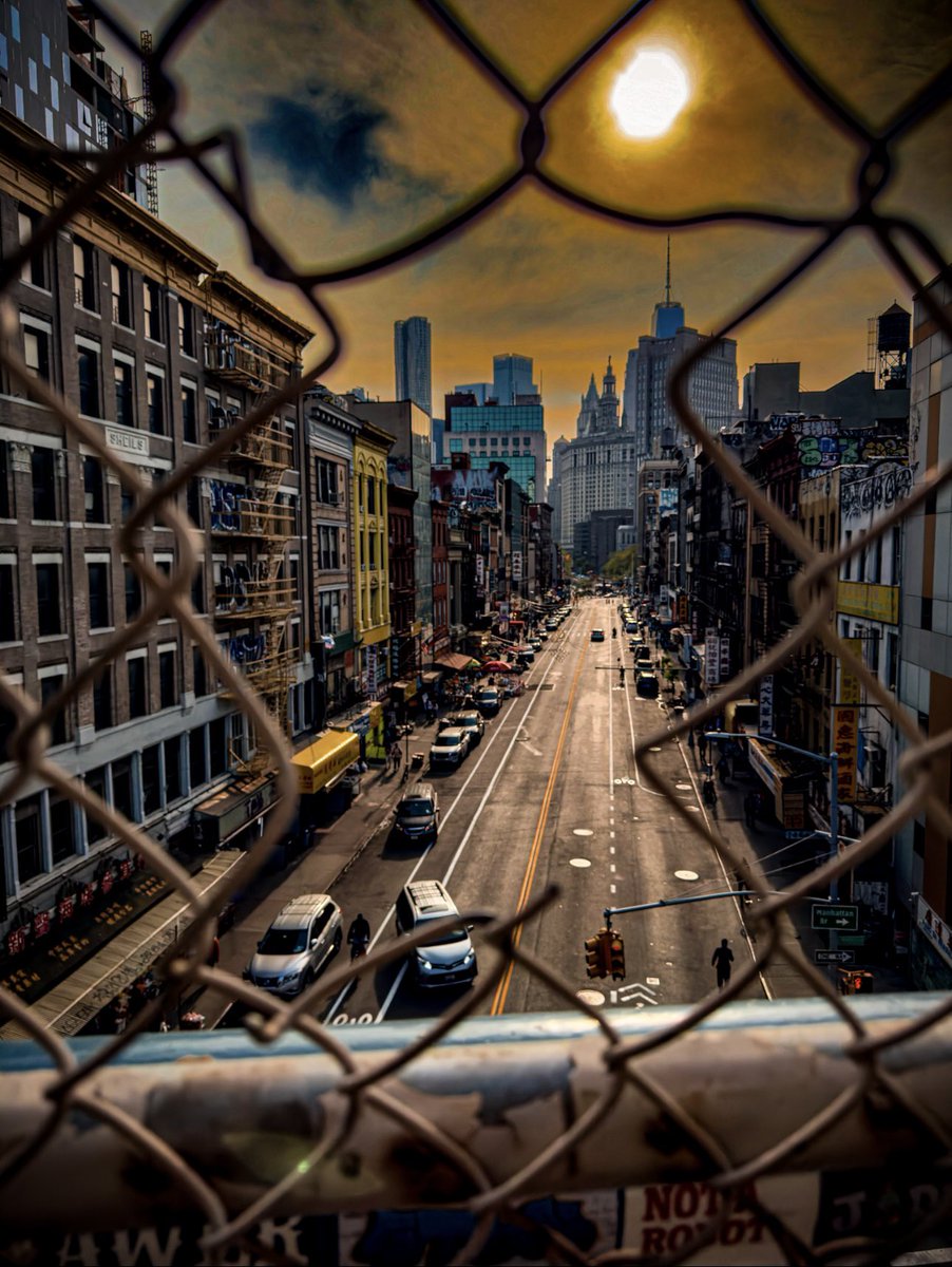 SyncereX8's tweet image. Not sure which I like more. Both are the same shot. 🤔 #NYC #ManhattanBridge