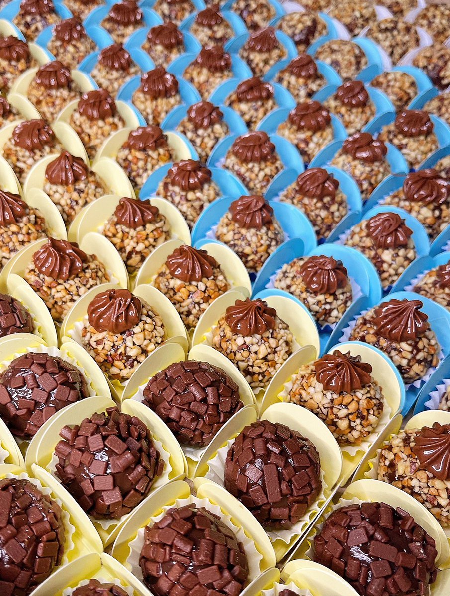 blendcacau's tweet image. Além das encomendas dos ovos, tivemos esses docinhos da Blend nesse sabadão, brigadeiros 🍫 e docinhos de Ferrero 😍. Encomendas (65) 99258 8824 📲 

#docinhos #ferrero #brigadeiro #docinhosgourmet #chocolate #alegria #instagood #boanoite #sabado #cuiaba #obrigadosenhor