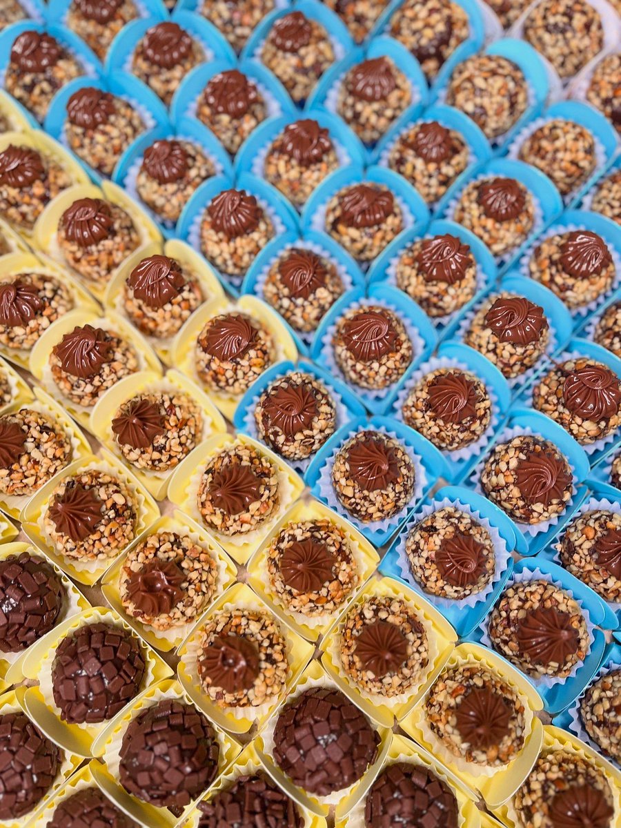 blendcacau's tweet image. Além das encomendas dos ovos, tivemos esses docinhos da Blend nesse sabadão, brigadeiros 🍫 e docinhos de Ferrero 😍. Encomendas (65) 99258 8824 📲 

#docinhos #ferrero #brigadeiro #docinhosgourmet #chocolate #alegria #instagood #boanoite #sabado #cuiaba #obrigadosenhor
