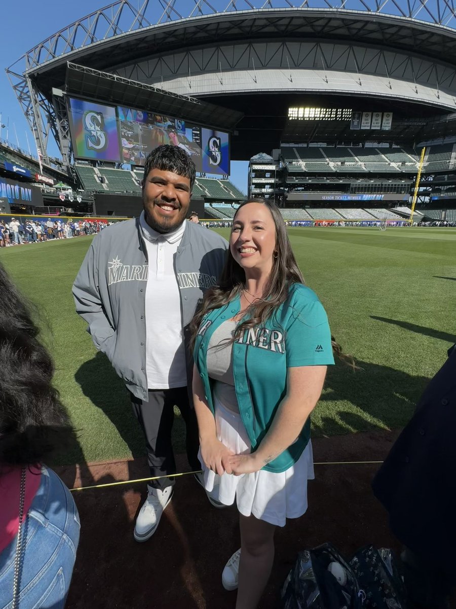 FaicE452's tweet photo. It was such a pleasure to meet, and take a picture with @freddyllanos_ at the #MarinersSTM event today! Thank you for taking the time, and your vibe is infectious 🤩 https://t.co/fkaLBdynO7