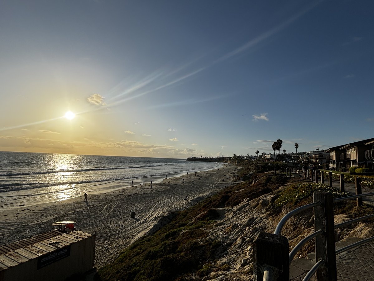 Another gorgeous #Saturday day. It’s not hot and it’s not cold unless of course you get near the water. #SanDiego #California 🏝️