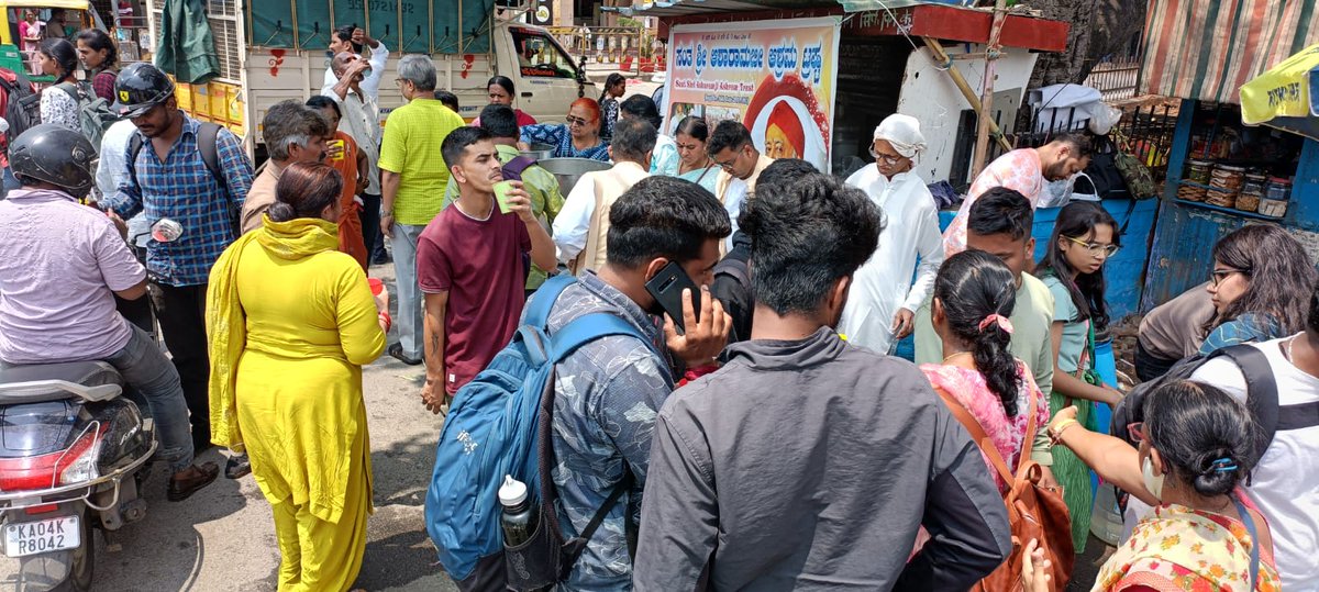 AshramBlr's tweet photo. #Ashram Trust #Bengaluru organized a Buttermilk &amp; Sharbat distribution drive at Banashankari Bus Stand on the occasion of Sant Shri Asharamji Bapu Ji's Incarnation Day, 19.04.25.
Inspired by Pujya #Bapuji's message of "Service to Mankind" &amp; his teaching: “वैष्णव जन तो तेने कहिए”. https://t.co/Lst9mUHIa3