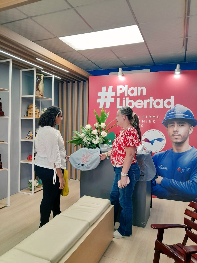 PlanLibertad's tweet image. La reina de la Feria de Azuero 2025, Ana Liz Ríos de Gracia, visitó nuestro stand Plan Libertad donde están a la venta productos artesanales elaborados por las personas privadas de libertad, que demuestran su talento con la mirada de esperanza hacia una reincersión productiva.
