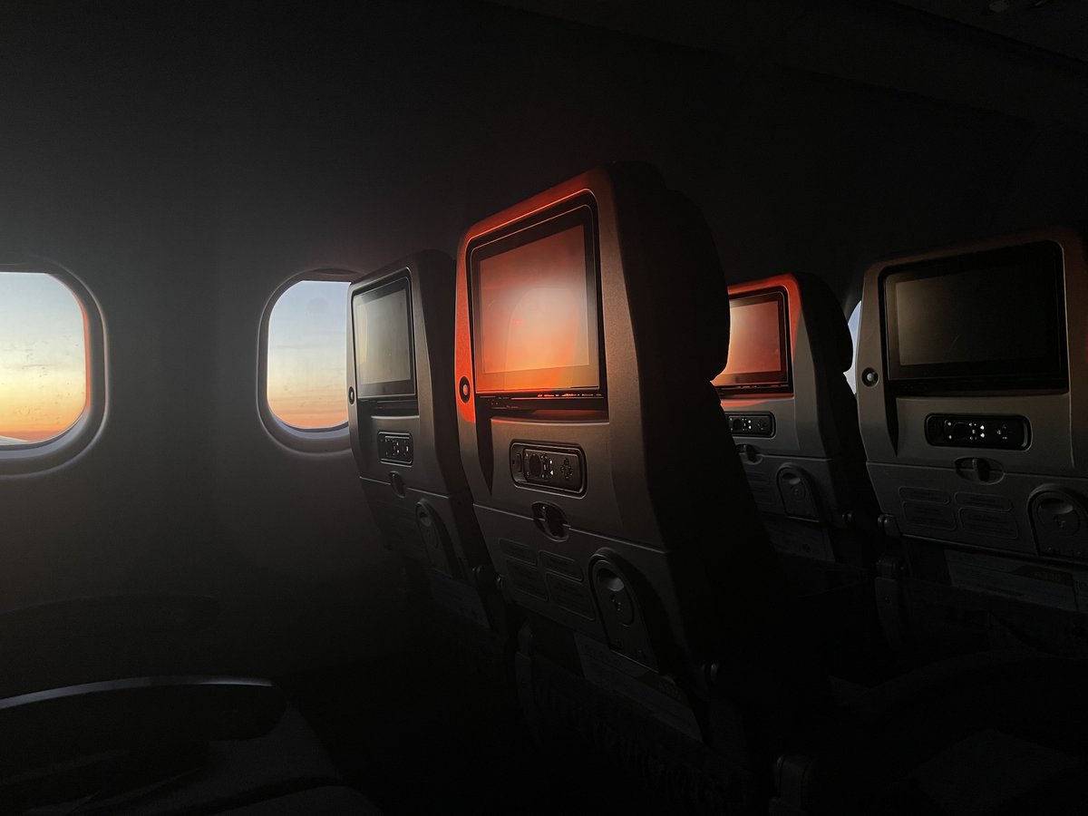 Lingyan50839141's tweet photo. Sunset symbolizes the end of a day, but our flight story will continue.💛🧡#ChinaEasternAirlines #MU #MUMoment #DepartureDiaries #FlyBeyondBorders #FlyPhilosophy #SkyTherapy #DepartureEssentials #GateWayToWonder #cabin #flightattendant #sun https://t.co/c6V1463oIX