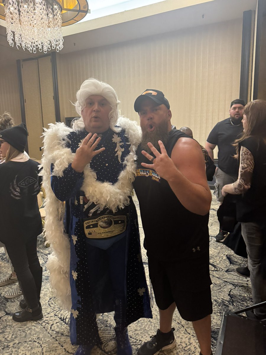 WellsMania's tweet image. S/O to @SquarCircleExpo for having me host the annual #SCX Costume Contest! That was a lot of fun! Definitely had to pick @DomMysterio35 &amp;amp; @RicFlairNatrBoy as the winners! These guys absolutely crushed it! 

#SCXV #SquaredCircleExpo #Indianapolis