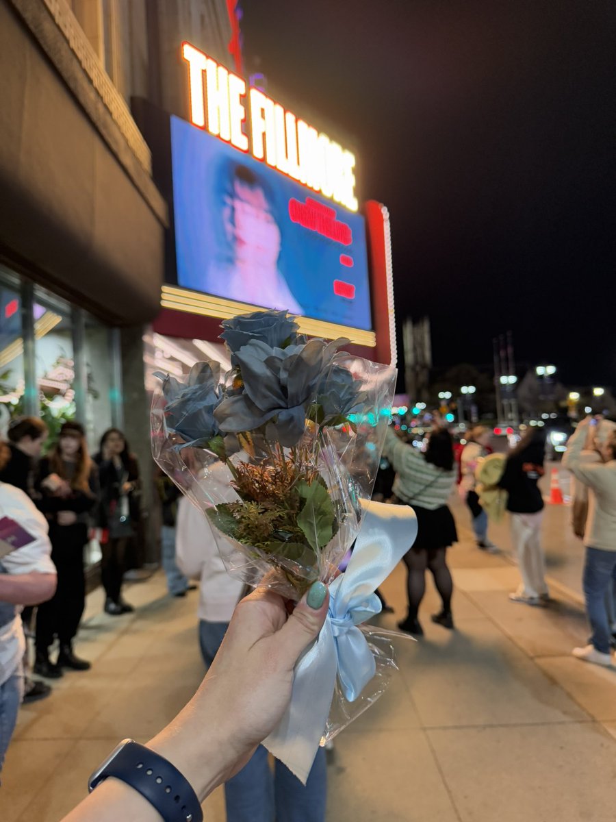 kgforeverain's tweet photo. MY SHINEE BIAS LOOKED ME DIRECTLY IN THE EYE AND HANDED ME FLOWERS, HOW IS THIS REAL LIFE 😭😭😭😭😭😭😭😭😭😭😭😭😭😭 https://t.co/RcQpn1OFhM