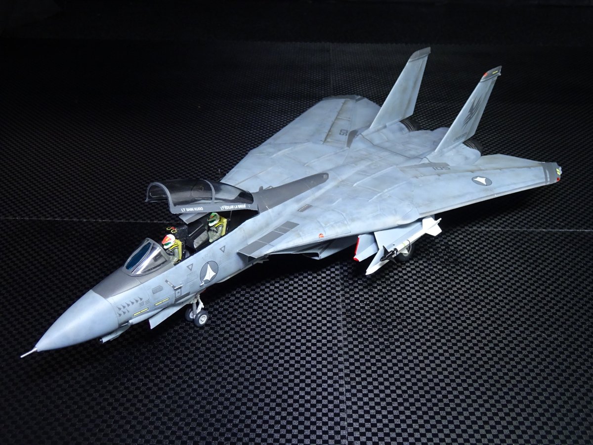 wing9_2nd's tweet image. 1/72 ハセガワ F-14A++ マクロスゼロ完成!工藤シンとエドガーを乗せフェイスカーテンハンドルを追加。エンジンを変更。凸モールドはそのまま。退色表現や汚れはテクスチャを参考に塗装。初めて見たマクロスがゼロで思い入れの強い機体です!
#マクロスモデラーズ応募