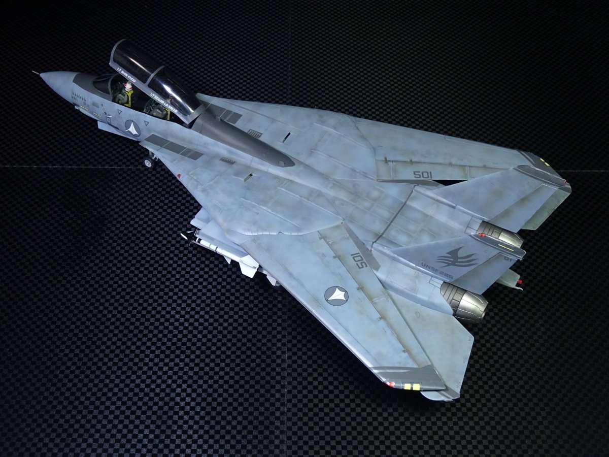 wing9_2nd's tweet image. 1/72 ハセガワ F-14A++ マクロスゼロ完成!工藤シンとエドガーを乗せフェイスカーテンハンドルを追加。エンジンを変更。凸モールドはそのまま。退色表現や汚れはテクスチャを参考に塗装。初めて見たマクロスがゼロで思い入れの強い機体です!
#マクロスモデラーズ応募
