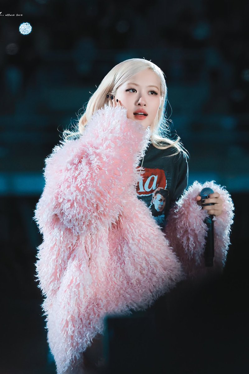 rosespics's tweet photo. ROSÉ https://t.co/0jxh712ddm